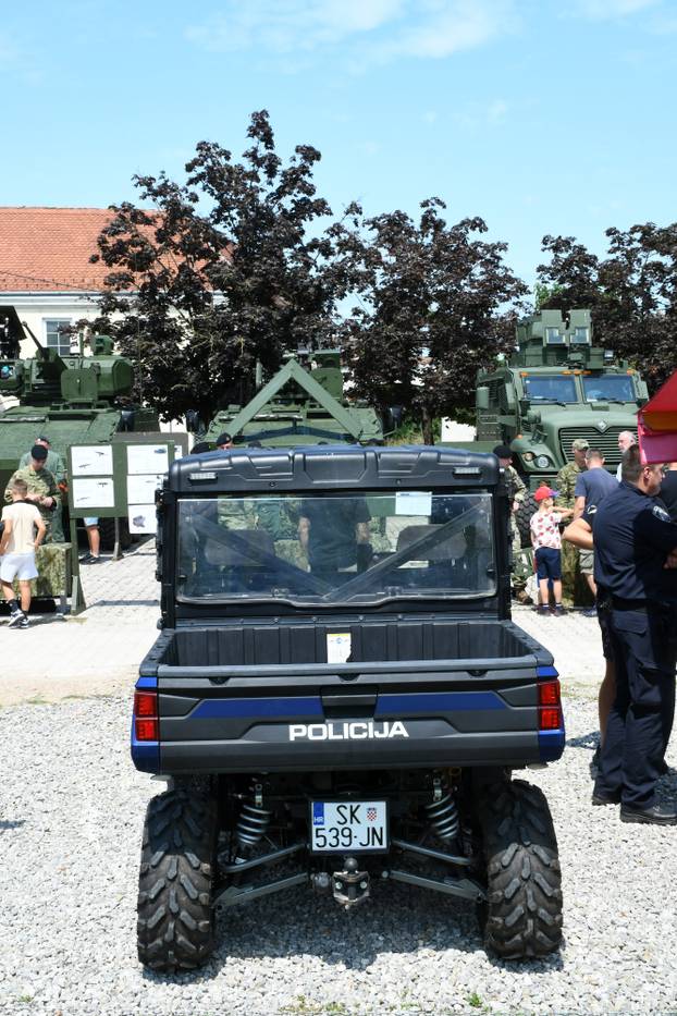Petrinja: Hrvatska vojska predstavila naoružanje i opremu povodom 30. obljetnice operacije "Oluja"