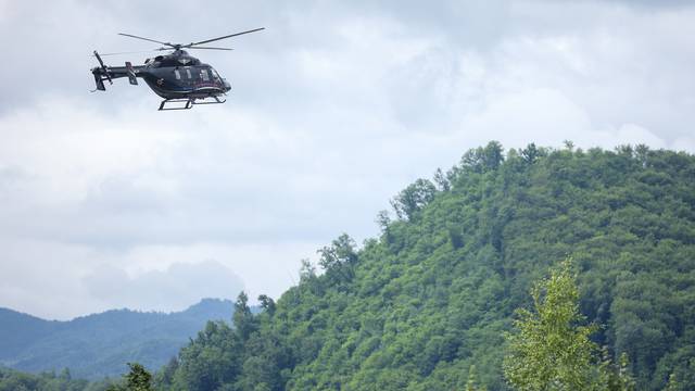 Helikopter Vlade RS nadlijeće iznad Srebrenice i Bratunca