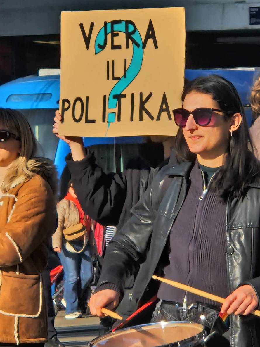 Molitelji opet na zagrebačkom Trgu. Tu je i kontraprosvjed: 'Klečite u svojoj spavaćoj sobi'