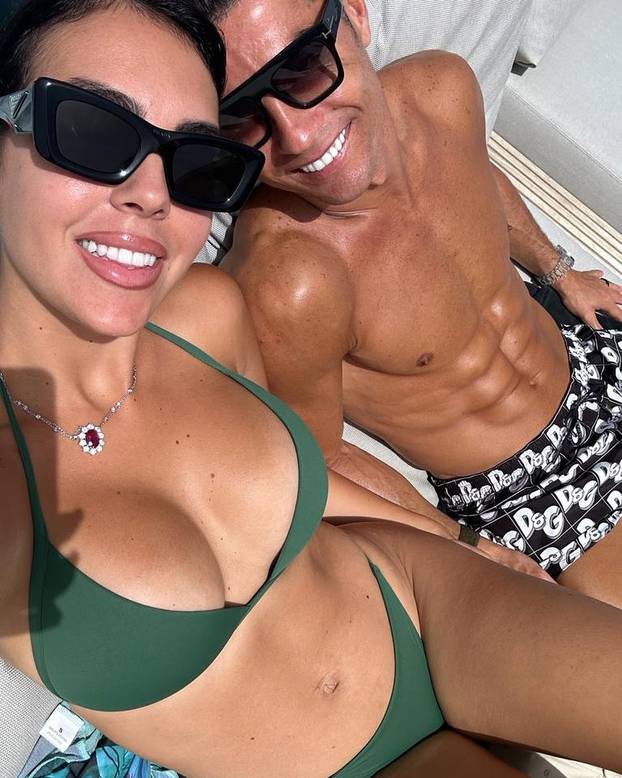 FOTO Georgina na ljetovanju izbacila bujne grudi, ali su svi gledali u ogromni dijamant