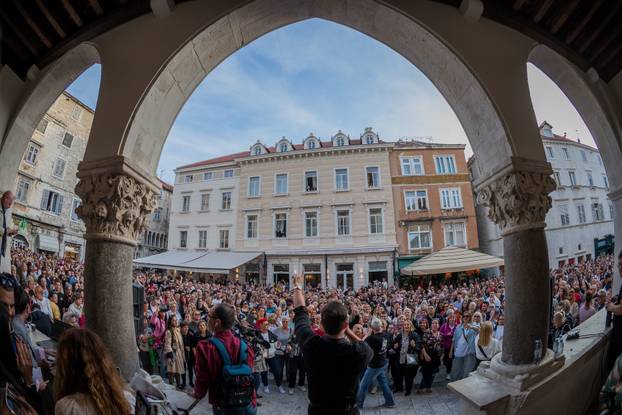 Split: Građani se okupili u spomen na Halida Bešlića na gradskoj Pjaci
