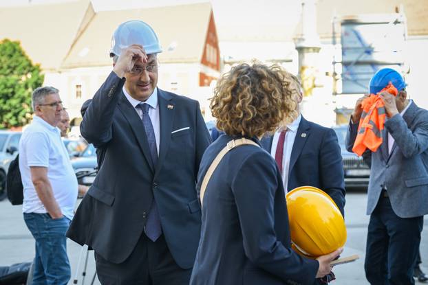 Zagreb: Premijer Plenković se sastao sa zagrebačkim nadbiskupom Draženom Kutlešom i obišao katedralu