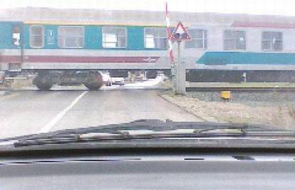 Vlak prolazi a rampa u Vinkovcima je podignuta