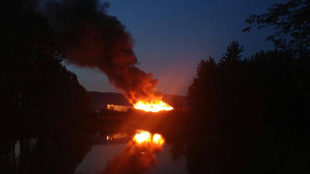 144 vatrogasca borilo se s požarom: 'Gori planina smeća'