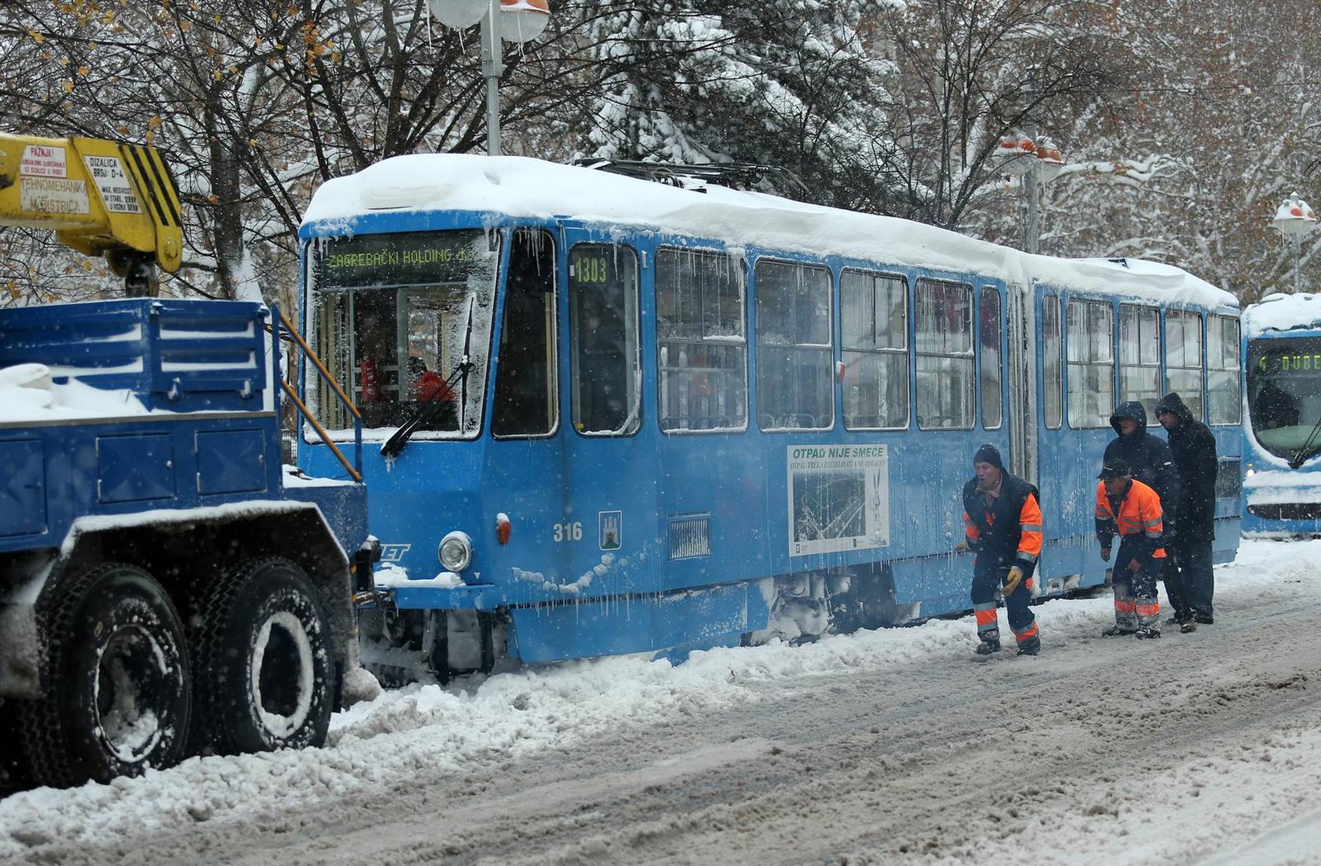 ARHIVA - Zagreb: Zastoj tramvajskog prometa zbog velikih nanosa snijega