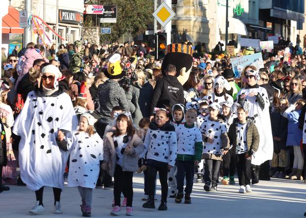 Šibenik: Maškarana povorka Šibenskog krnjevala 2026. prošetala je gradom sa 300 Dalmatinera