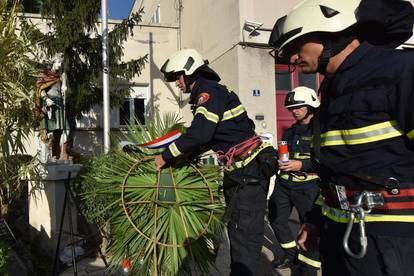 Obitelji i kolege položili vijence i svijeće za poginule vatrogasce