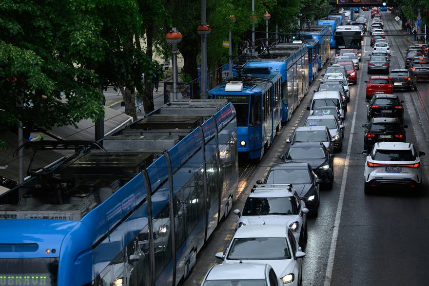 Velika prometna gužva i zastoj tramvaja u Savskoj ulici