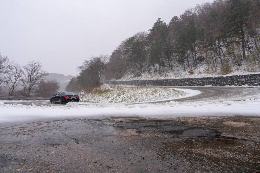 Vratnik: Bura i snijeg na cesti između Vratnik i Senja, cesta otvorena samo za osobna vozila