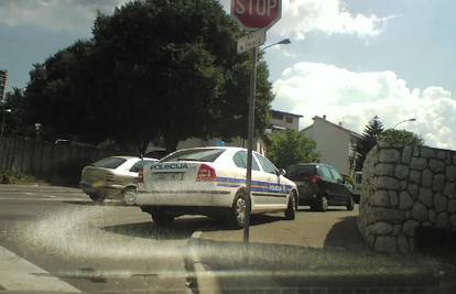 Policija stala na zebru pa ih ljutiti pješaci obilazili