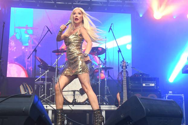 ?azma: Maja Šuput u zlatnoj minici napravila ludilo atmosferu na koncertu za Dan grada