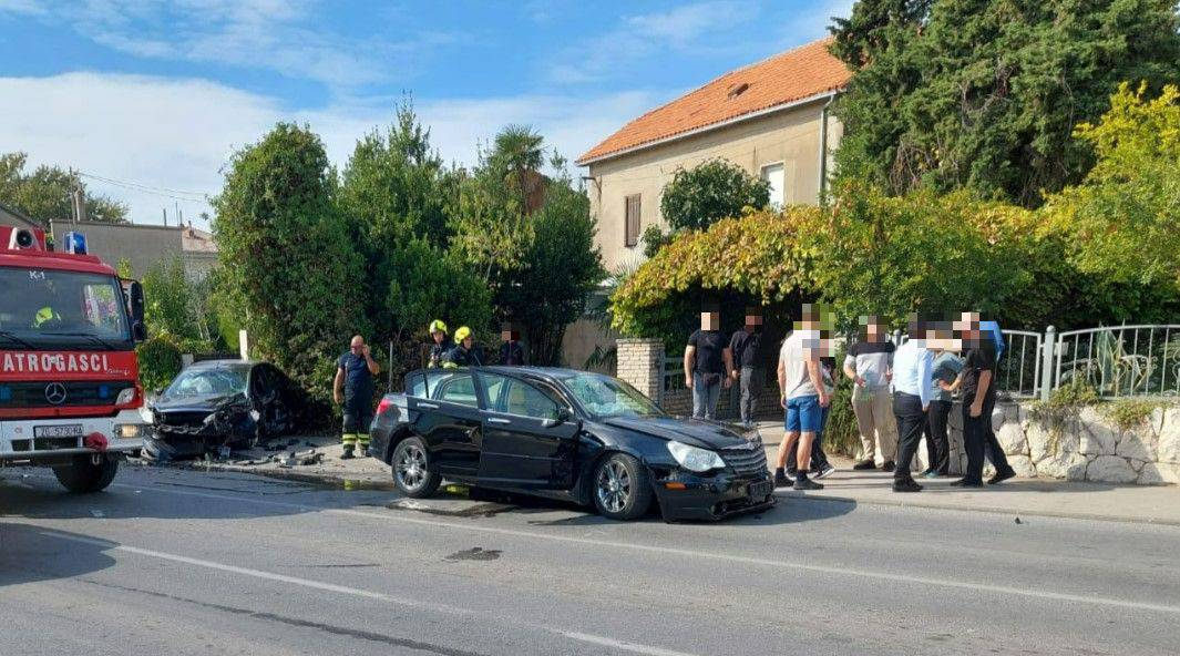 Potjera kroz Kaštel Stari: Lovili muškarca koji je bio na tjeralici, bježao policiji i zabio se u njih