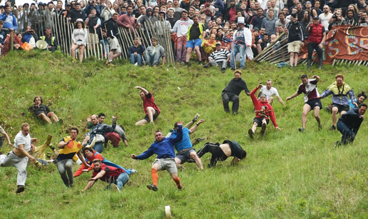 Najopasnija utrka na svijetu: S kolutom sira, kapljicom alkohola i slomljenim kostima