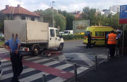 Zagreb: Biciklist (63) oduzeo prednost pa se zabio u kombi