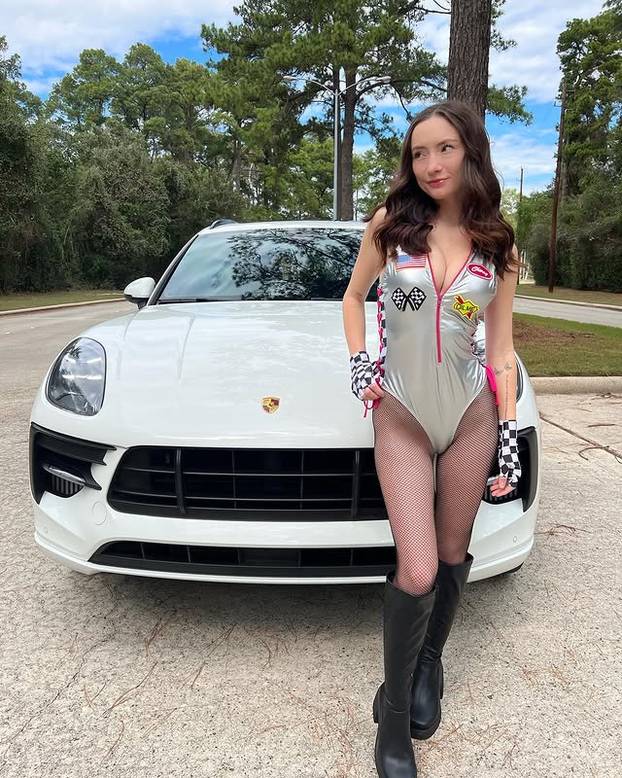 FOTO Napustila faks i okrenula internet naglavačke: Mjesečno zarađuje vrtoglavu cifru