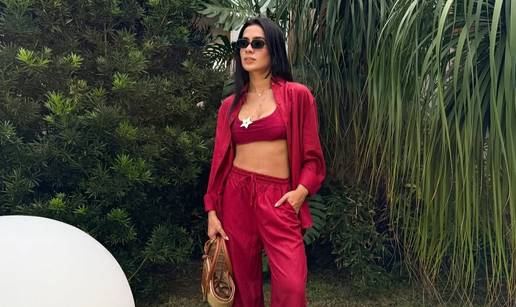 Klasika na lepršavi način: Divna košulja zagasite bordo nijanse