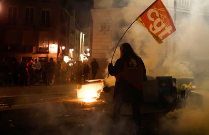 Kaos na ulicama Pariza zbog Macronove reforme: Izbio sukob između prosvjednika i policije