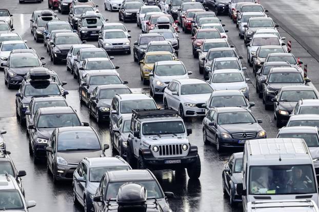Početak skijaškog tjedna i kraj blagdana uzrok je gužve na graničnom prijelazu Bregana