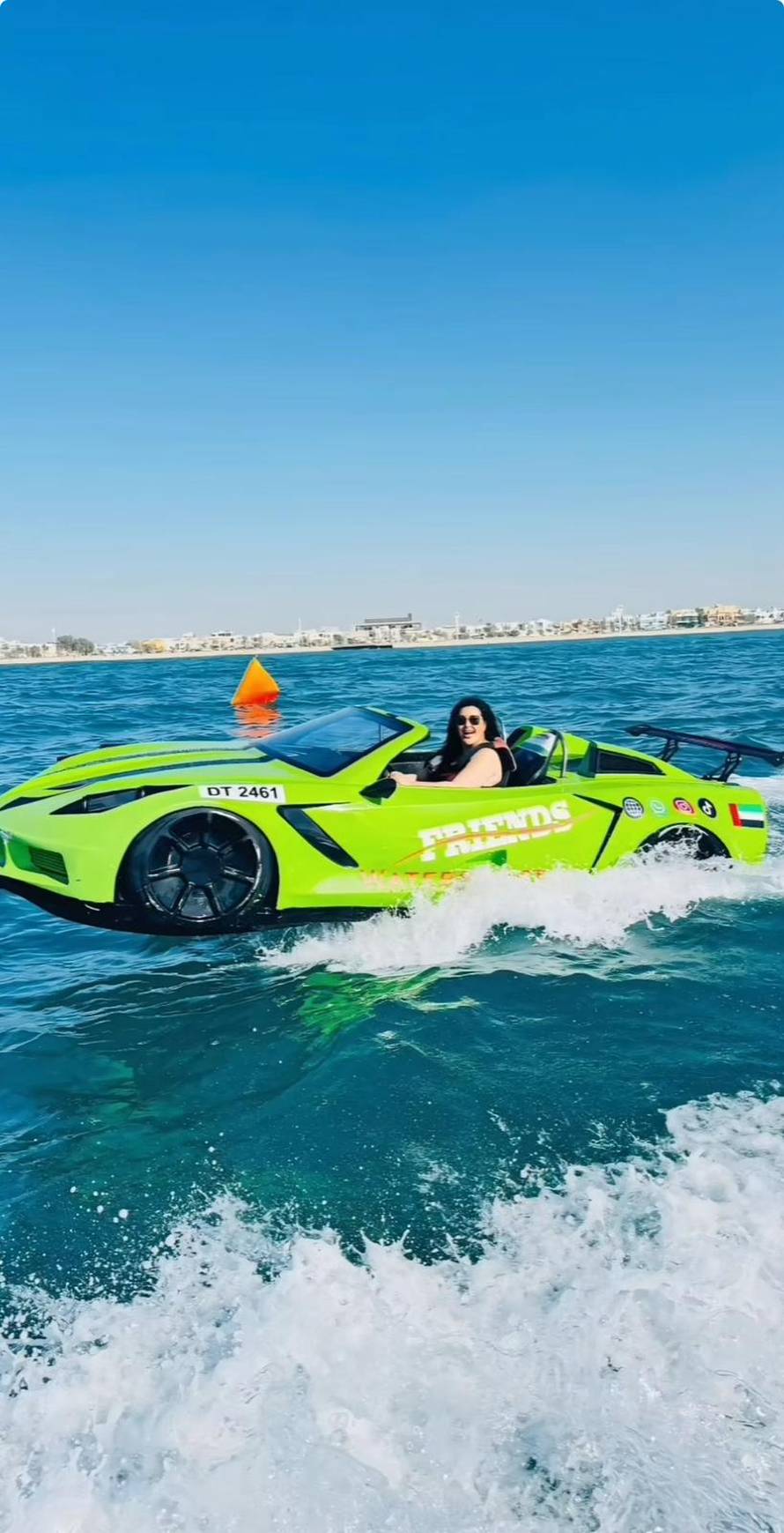 Dragana Mirković u Dubaiju juri 'autom' po vodi: Sa Sekom pila poseban 'zlatni' cappuccino...