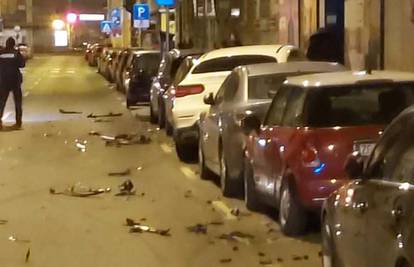 Nesreća u centru: Sudarili se pa oštetili niz parkiranih auta