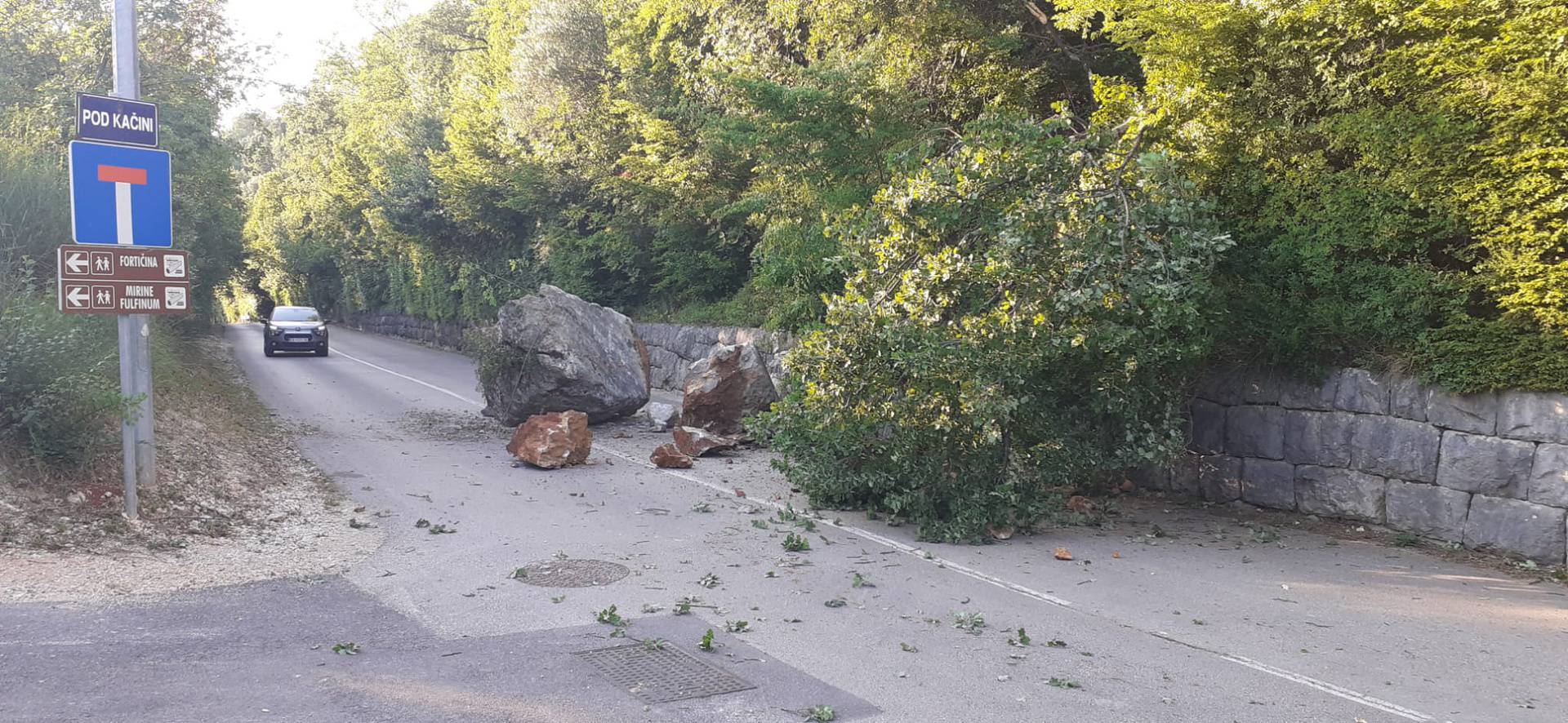 Zastoj na Krku: S brda se srušile tri velike stijene i blokirale cestu, vatrogasci su na terenu