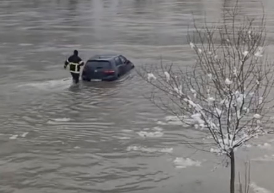 VIDEO Luda akcija u Zvorniku: Vatrogasac sjeo u Golf ostavljen u rijeci i sam ga izvezao van!