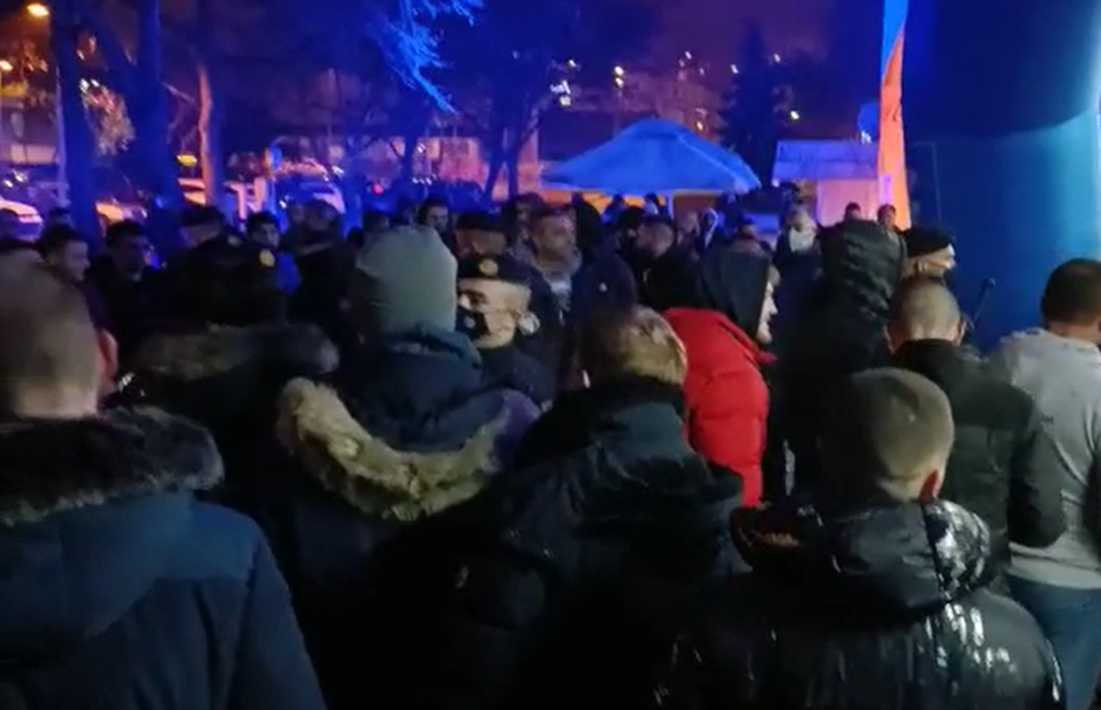 Stotine navijača ispred Kutije šibica, sukobili se s policijom