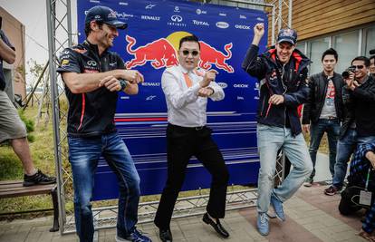 PSY mahao zastavom i plesao 'Gangnam Style' s Vettelom