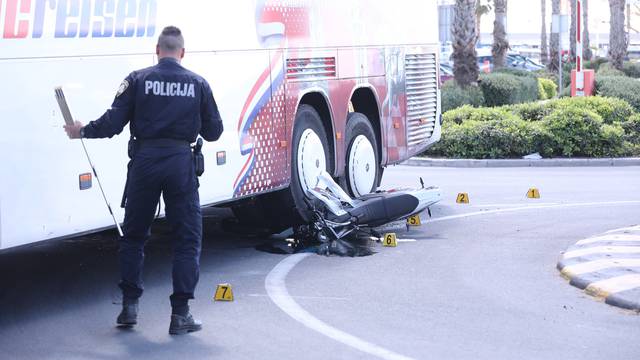 Split: Vozač motocikla podletio pod kotače autobusa