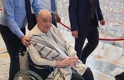Vatikan: Papa je sretan što je mogao izaći, ali još se oporavlja