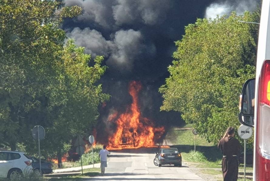 Kombi izgorio na cesti, a velika vatra se proširila na dvije kuće
