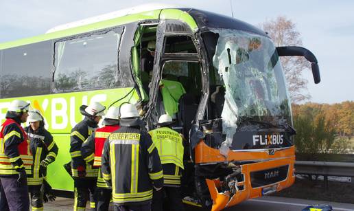 Nije uočio zastoj? Zabio se u kamion, suvozač busa kritično