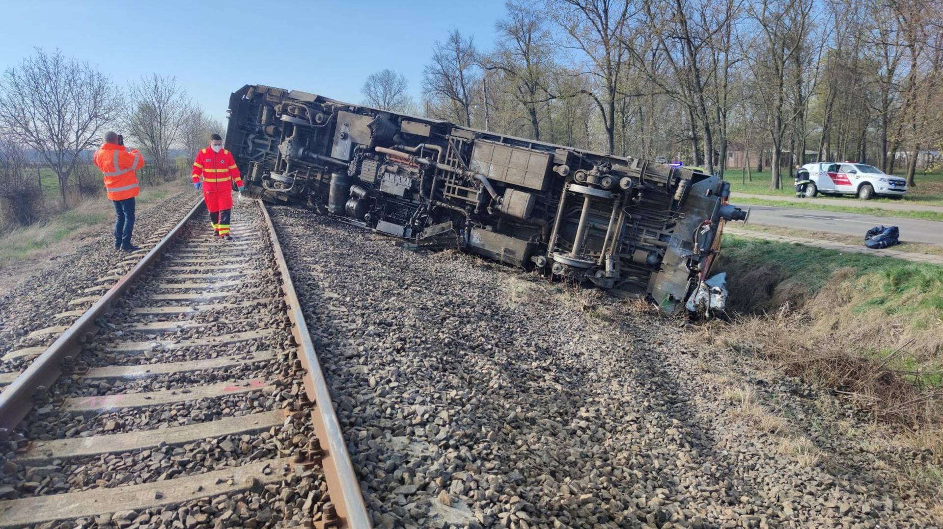 Truck crashes into train in Midszent