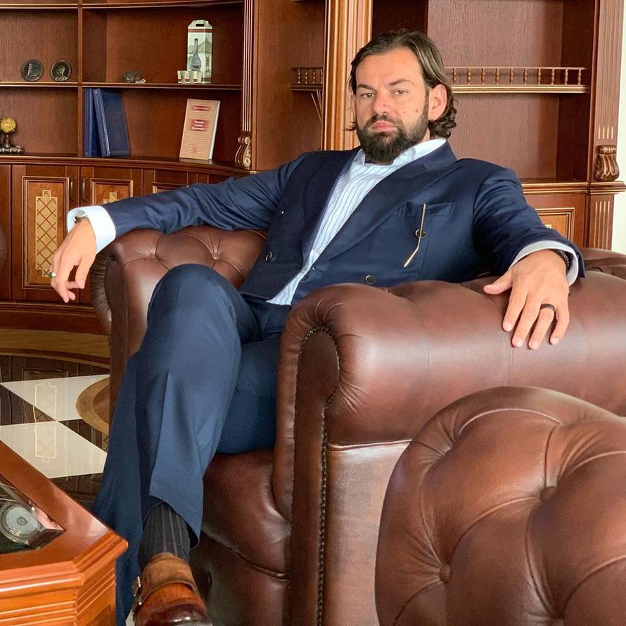 Smršavio i pustio bradu: Bivši Karleušin muž neprepoznatljiv