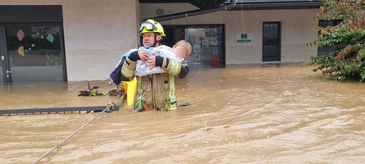 FOTO Vatrogasci spašavali djecu iz vrtića u Sloveniji, prestrašene ih iznosili u rukama po poplavi