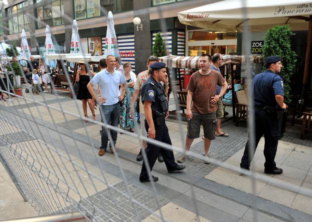 ARHIVA - 2010. Zagreb: Aktivisti za Varšavsku prosvjedovali pred sjedištem SDP-a 