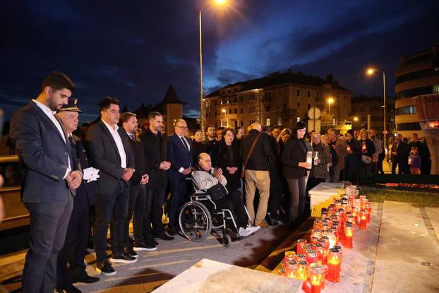 Split: Odana  počast svim žrtvama Vukovara kraj spomenika „I u mom gradu Vukovar svijetli“