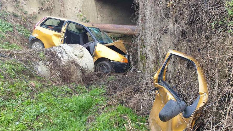 Auto u kanalu: Vozač je teško ozlijeđen, suvozač (17) lakše