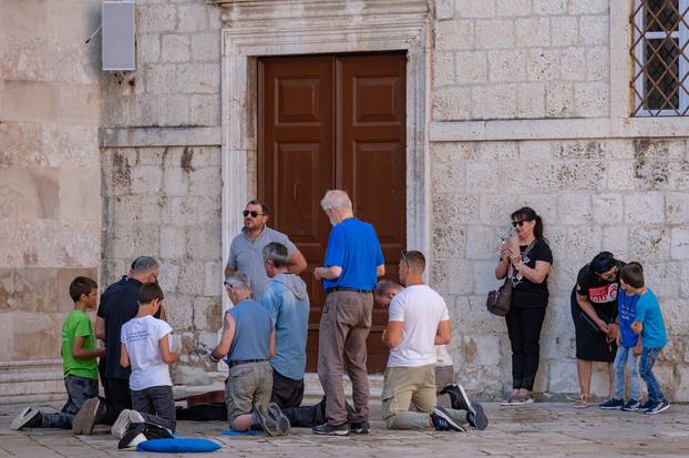 Zadar: Muška molitva krunice ispred katedrale sv. Stošije