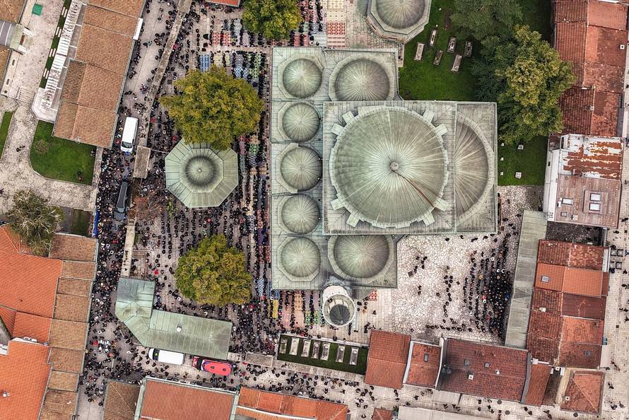 Sarajevo: Pogled iz zraka na dženazu za Halida Bešlića u Gazi Husrev-begovoj džamiji