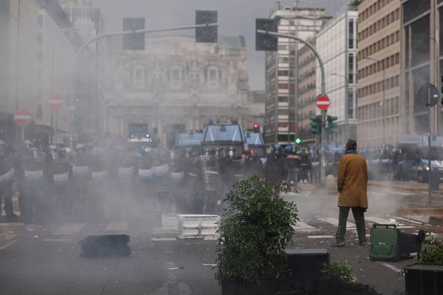 USB union holds nationwide strike, "Let's Block Everything," in solidarity with Gaza, in Milan