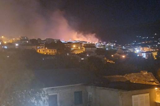 FOTO Izbio po&zcaron;ar u Solinu: Vatra zahvatila raslinje izme&dstrok;u ku&cacute;a