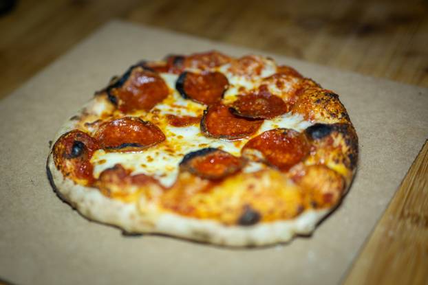 Posjetitelji uživaju u pizzama mini pizzerije Pizza Actually u sklopu adventa u Muzeju grada Zagreba