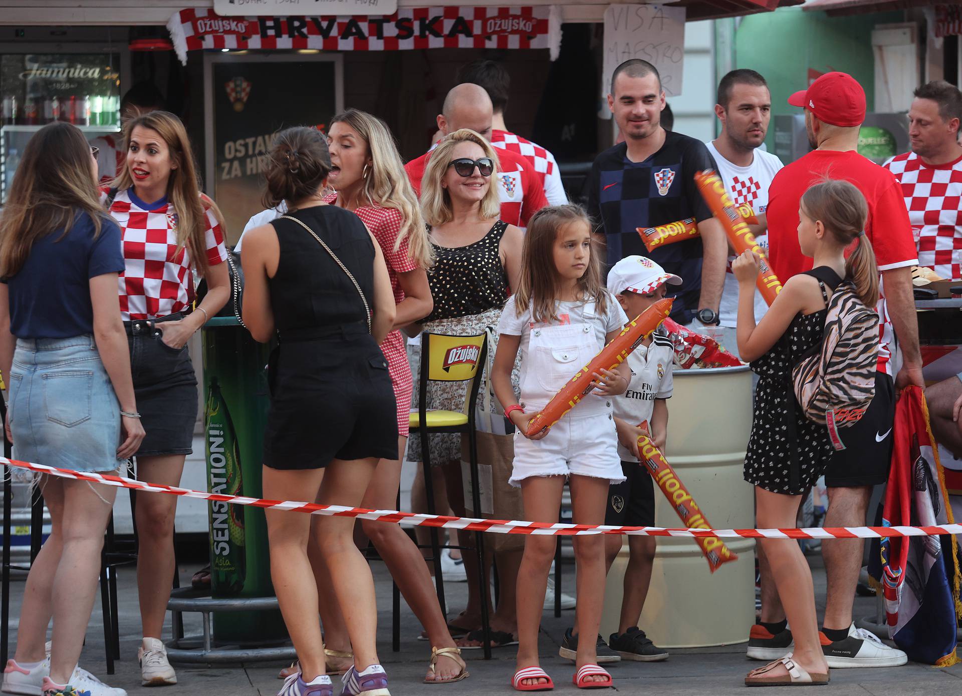 Zagreb: Navijačice i navijači na glavnom Trgu prate utakmicu Hrvatska-Škotska