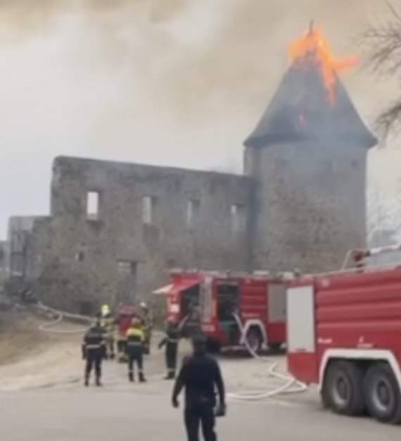 VIDEO Od stare kule dvorca u Novigradu nije ostalo ništa, uzrok požara znat će se danas