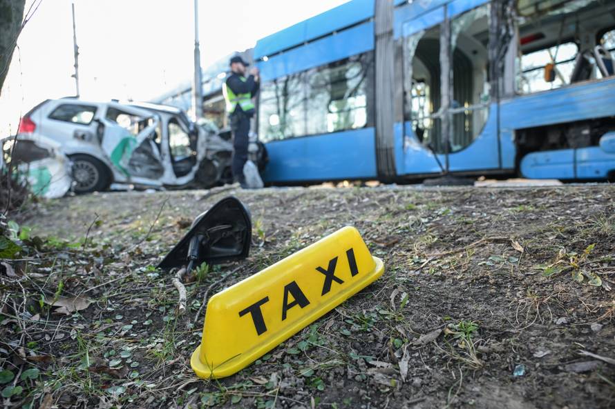 Zagreb: Vozač taksija prevezen u KBC Zagreb nakon što se kod Maksimira sudario s tramvajem