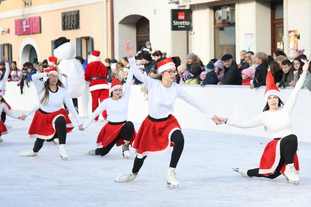 Na otvorenju klizališta u Bjelovaru glavna atrakcija bili su zagrebački klizači i bjelovarski hokejaši