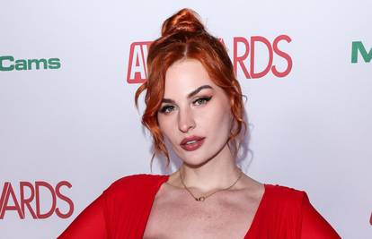 Najdublji dekolte ikad? Abigail Morris šokirala na AVN Awards, a internet u potpunosti 'gori'!