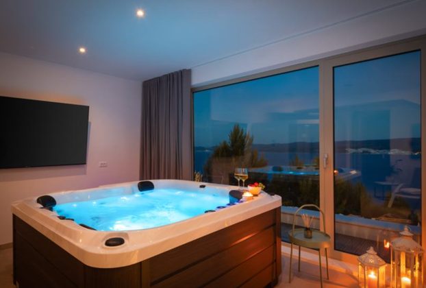 FOTO Luksuz na razini: Nova i moderna vila s infinity bazenom mami poglede u Omišu