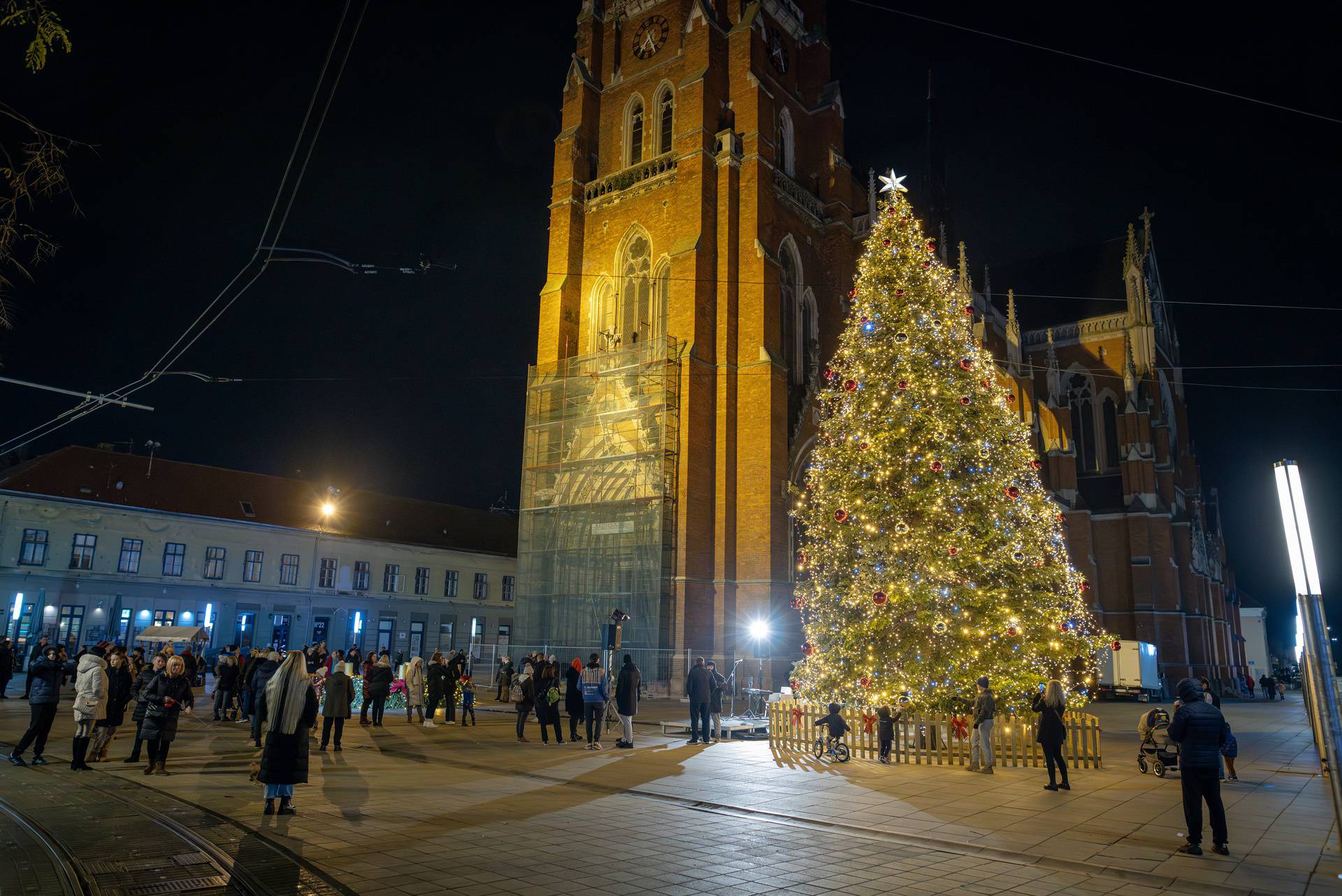 Osijek: Paljenje prve svijeće na adventskom vijencu ispred konkatedrale sv. Petra i Pavla